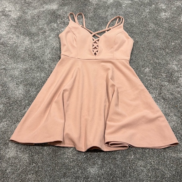 SPEECHLESS- Women’s V-neck Champagne Pink Dress
Women’s Size Small - Picture 1 of 4